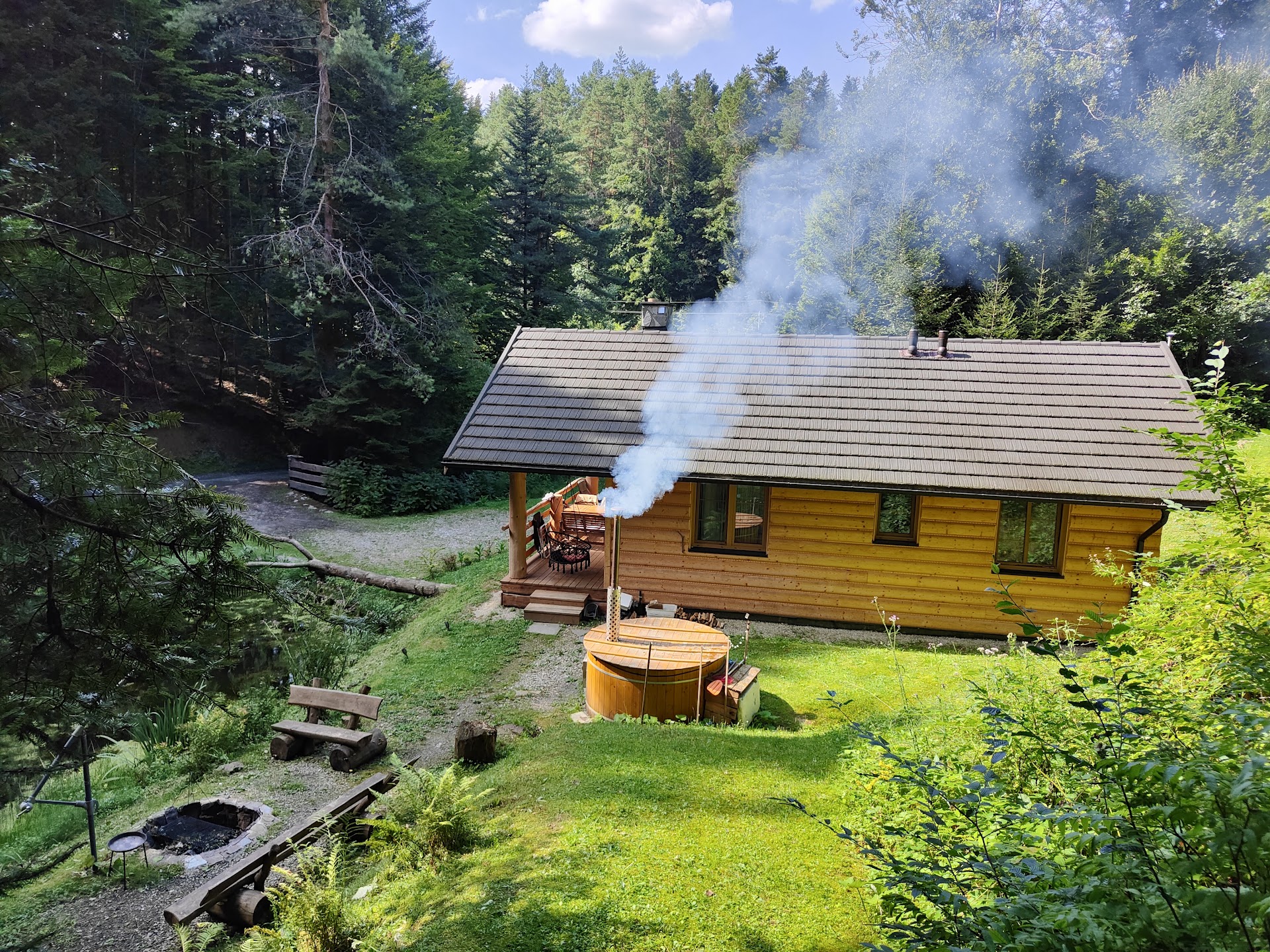 Widok na domek, gorącą beczkę i miejsce na oginsko